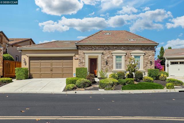 1681 Gamay Ln, Brentwood CA: https://media.crmls.org/mediaz/810ddad4-10f2-4b56-97a1-11600477febf.jpg