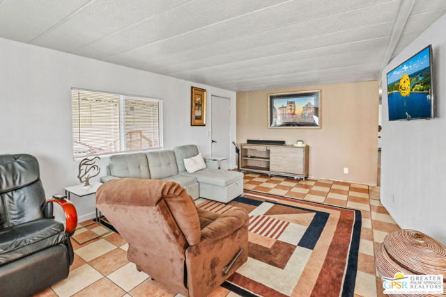17555 Corkill Rd, Desert Hot Springs CA: https://media.crmls.org/mediaz/810e6272-3d59-4bdd-afca-590357a4b274.jpg