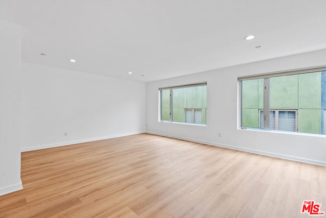 900 N West Knoll Drive, West Hollywood CA: https://media.crmls.org/mediaz/810f74e2-6fd4-49f9-a78f-9e3e4681faa3.jpg