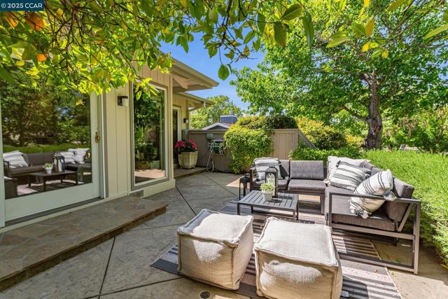 1934 Saint George Rd, Danville CA: https://media.crmls.org/mediaz/810fe712-9772-460e-b668-2bdc8359c7b9.jpg