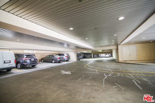 600 W 9Th Street, Los Angeles CA: https://media.crmls.org/mediaz/811006a6-1ee1-4195-8814-5134feac00c6.jpg