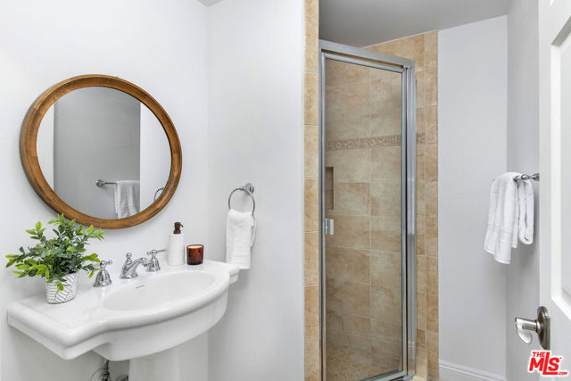 10523 Selkirk Lane, Los Angeles CA: https://media.crmls.org/mediaz/8111ae40-451d-4818-8245-f58d44cb0975.jpg