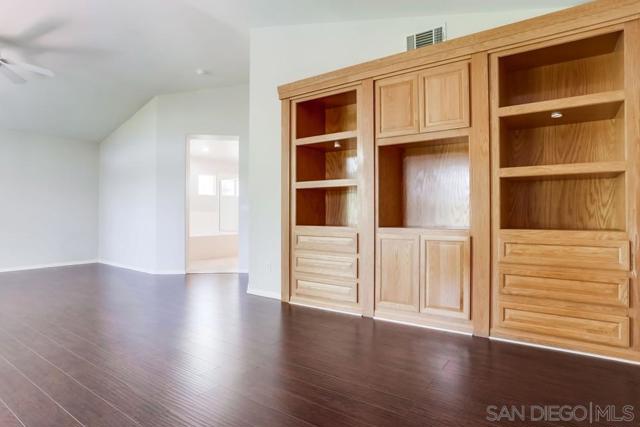5423 Foxtail Loop, Carlsbad CA: https://media.crmls.org/mediaz/8111d8e8-b9ae-4cff-88d0-ec954743f132.jpg