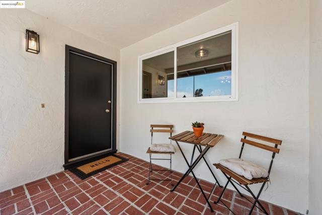 3129 Deseret Dr, Richmond CA: https://media.crmls.org/mediaz/8111fbac-b2fc-4d5d-84f7-70d93ad2b718.jpg