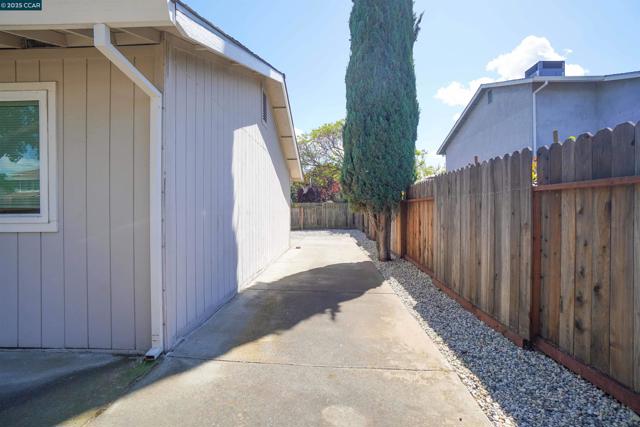 81 Pioneer Ct, Oakley CA: https://media.crmls.org/mediaz/81121042-caf4-4870-af66-12b319b0dad3.jpg