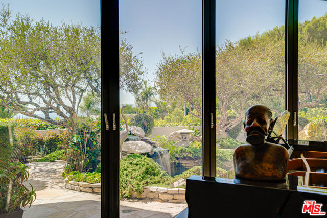 1821 Loma Vista Drive, Beverly Hills CA: https://media.crmls.org/mediaz/81122a85-1ee4-4e9f-92e7-3c11062efc9b.jpg