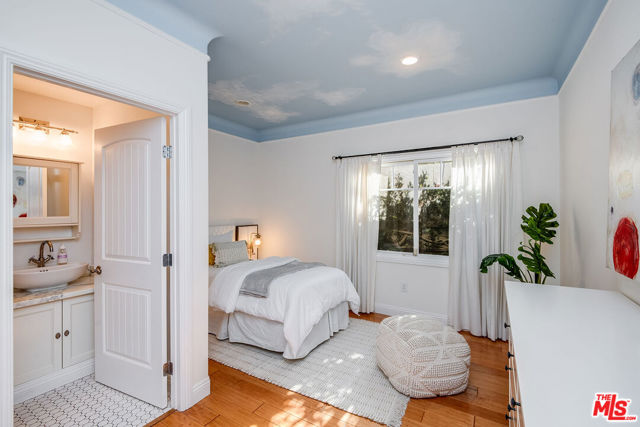 4538 Lemp Avenue, Studio City CA: https://media.crmls.org/mediaz/8112988e-714c-403c-b22f-503501d809aa.jpg