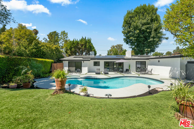 23442 Burbank Boulevard, Woodland Hills CA: https://media.crmls.org/mediaz/8112add1-08bc-42b7-98e6-8e72d2bfc7c8.jpg