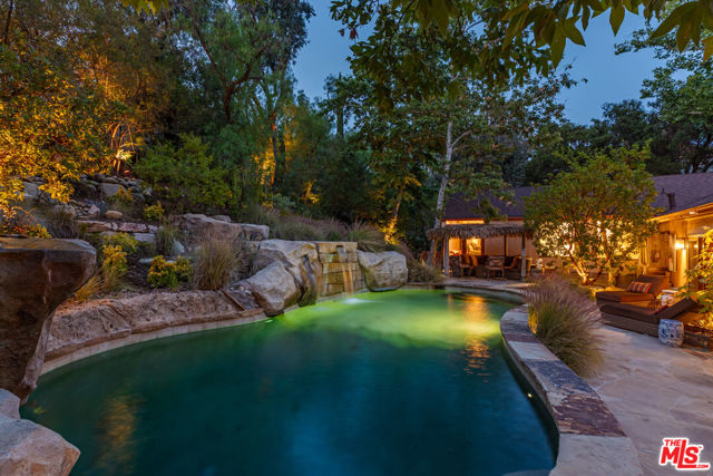 1064 Meadows End Drive, Calabasas CA: https://media.crmls.org/mediaz/8112c2a8-4087-4924-98e5-ed7785544190.jpg