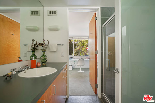 475 Stunt Road, Calabasas CA: https://media.crmls.org/mediaz/8113148a-4aea-4603-9513-3bcb4c9fd95d.jpg