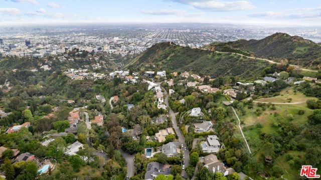 2660 Carman Crest Drive, Los Angeles CA: https://media.crmls.org/mediaz/81134fcf-8d78-4c60-b552-25536f328b41.jpg