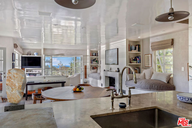 271 Amalfi Drive, Santa Monica CA: https://media.crmls.org/mediaz/8113920b-e501-4c3f-9b52-d6511aeb6ac2.jpg