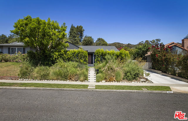 1471 Hill Drive, Los Angeles CA: https://media.crmls.org/mediaz/81141a83-5372-4f0c-afc7-2b365af3a279.jpg