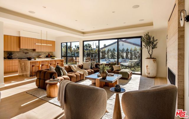 12806 Admiral Avenue, Los Angeles CA: https://media.crmls.org/mediaz/81148372-1fdf-461d-8417-fd48b319aaf8.jpg