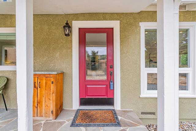 6703 Crow Canyon Rd, Castro Valley CA: https://media.crmls.org/mediaz/8114b10a-612d-4b07-b22c-f35eb2bc9d66.jpg