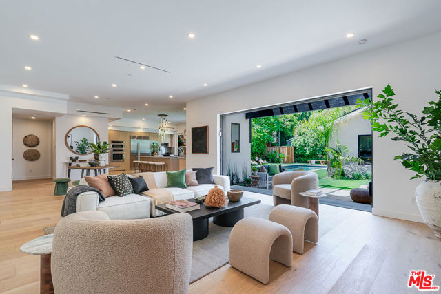 11559 La Maida Street, Valley Village CA: https://media.crmls.org/mediaz/8114e9e7-161b-4a73-b254-88c879769f73.jpg