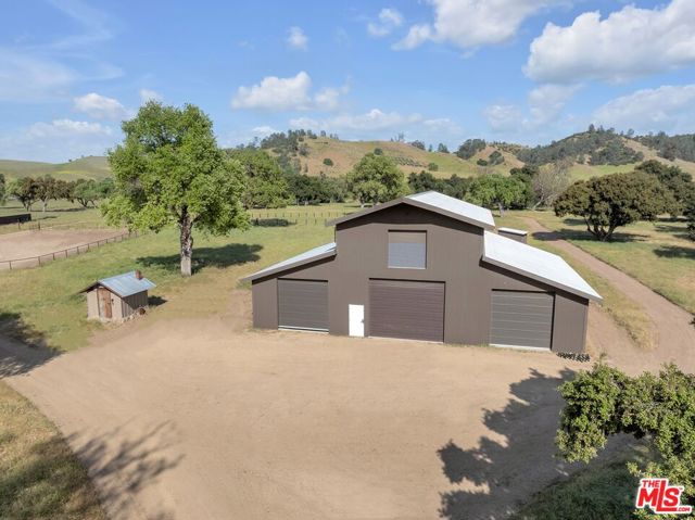 770 Limekiln Road, Hollister CA: https://media.crmls.org/mediaz/811506e3-085f-4a0f-9366-850df4b69a00.jpg