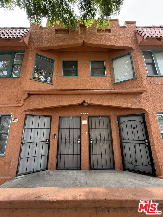 1111 Orizaba Avenue, Long Beach CA: https://media.crmls.org/mediaz/81154f84-d7ff-4905-ba42-230eede0c4a6.jpg