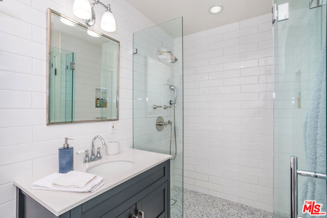 31658 Broad Beach Road, Malibu CA: https://media.crmls.org/mediaz/8115737b-1488-4a57-affc-776646468afe.jpg