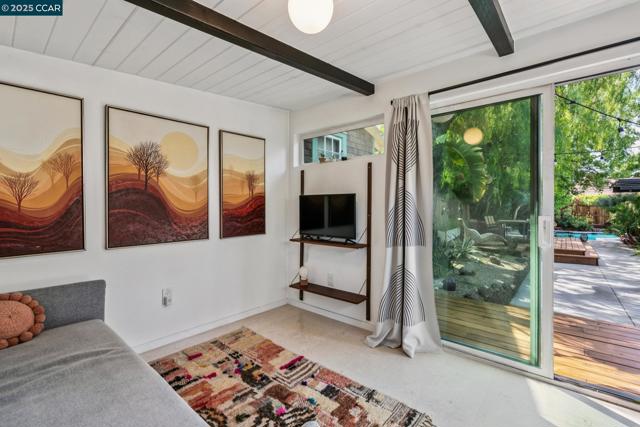 232 Clyde Dr, Walnut Creek CA: https://media.crmls.org/mediaz/8116247a-9a96-4df9-b3e2-82377f1b0b09.jpg