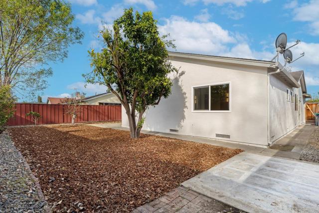 2877 Pelican Drive, Union City CA: https://media.crmls.org/mediaz/81177a9e-c46a-4f74-9c81-b85d38fe7c3a.jpg