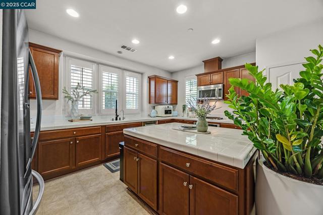 6939 Mariposa Cir, Dublin CA: https://media.crmls.org/mediaz/81194e85-8ee4-4e81-88b0-e1a0f486ea27.jpg