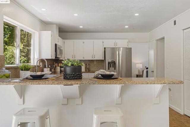 160 Manzanita Pl, Hercules CA: https://media.crmls.org/mediaz/81196d4e-fc27-44d7-8286-c1877a2b50db.jpg