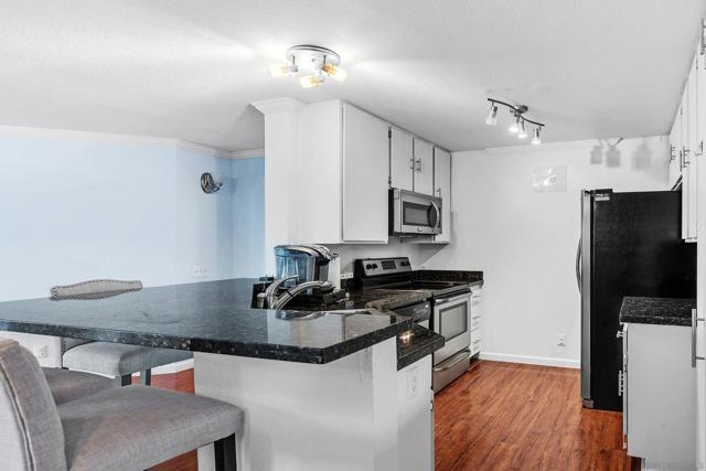 7087 Camino Revueltos #302, San Diego CA: https://media.crmls.org/mediaz/8119efd6-9ed8-4927-b4c4-0c6a924296e0.jpg