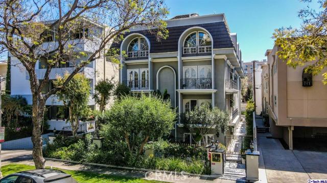 342 N Palm Drive E Beverly Hills, California Prime Beverly Hills Location. 5 Unit Condominium 11,581 SQFT of Living space. Penthouse has 4 Br 4.5 Baths, the other 4 condos each have 2 Br plus a Den & 2.5 Baths. 3 of the units are rented on month to month basis, and two units will delivered vacant. Building is freshly painted, has an Exercise room, Sauna and Subterranean gated Parking.
