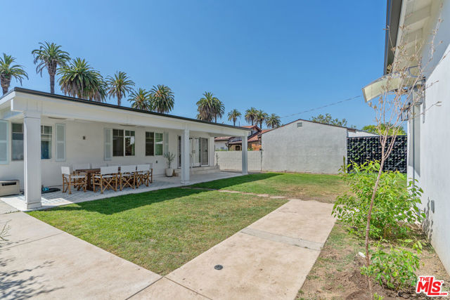 1152 S Windsor Boulevard, Los Angeles CA: https://media.crmls.org/mediaz/811a1908-df53-41cb-bbf3-ed24a342b323.jpg