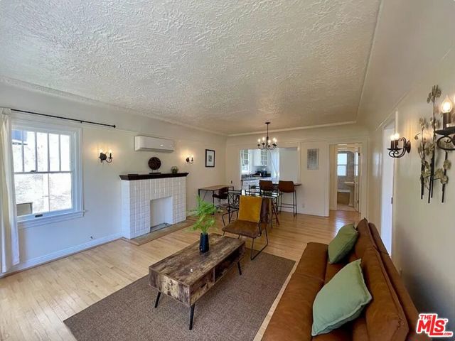 837 5th Street, Santa Monica CA: https://media.crmls.org/mediaz/811a269c-3434-4bdd-a6d0-4f47e406ae99.jpg