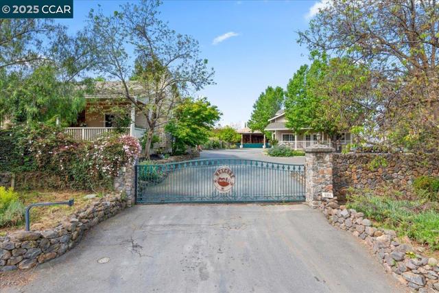 1101 North Gate Road, Walnut Creek CA: https://media.crmls.org/mediaz/811a6220-5feb-4a0d-95f2-349f451b42ef.jpg