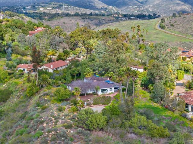 16574 Zumaque, Rancho Santa Fe CA: https://media.crmls.org/mediaz/811b13c9-64a7-4301-8834-a4e2a7902963.jpg