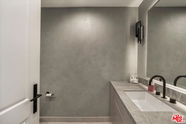10490 Wilshire Boulevard, Los Angeles CA: https://media.crmls.org/mediaz/811b1f58-a5bb-43ac-830d-e239d5d557e5.jpg