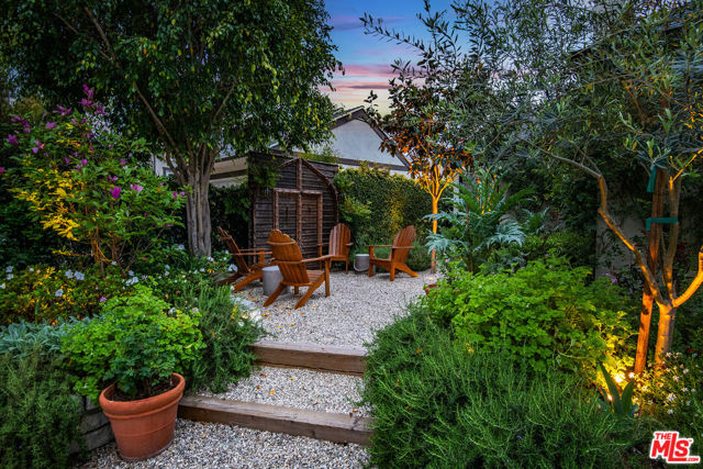 13109 Valley Vista Boulevard, Studio City CA: https://media.crmls.org/mediaz/811bbc1d-f688-431c-a08a-868e23858a4c.jpg