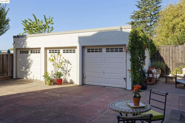 3945 Randolph Ave, Oakland CA: https://media.crmls.org/mediaz/811cdeb3-914c-4236-bb7a-fc22d1a745dc.jpg