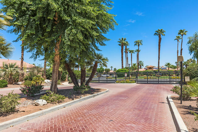 2 Vistara Drive, Rancho Mirage CA: https://media.crmls.org/mediaz/811cffaf-6f5d-46b2-82ea-a3254a2c8797.jpg