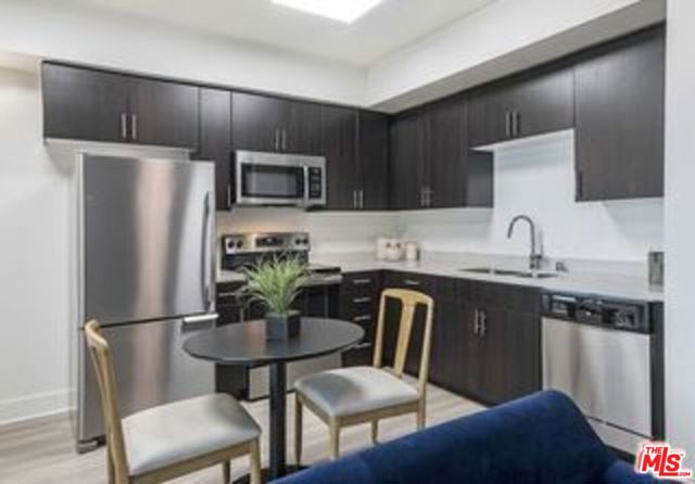 521 W Colorado Street, Glendale CA: https://media.crmls.org/mediaz/811d3cb1-04b4-4ae7-87a9-514821a5e983.jpg