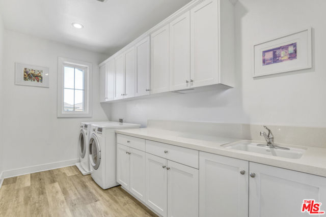 12333 N Finch Court, Porter Ranch CA: https://media.crmls.org/mediaz/811dbdba-26c5-48db-b4ad-c65a58dae953.jpg