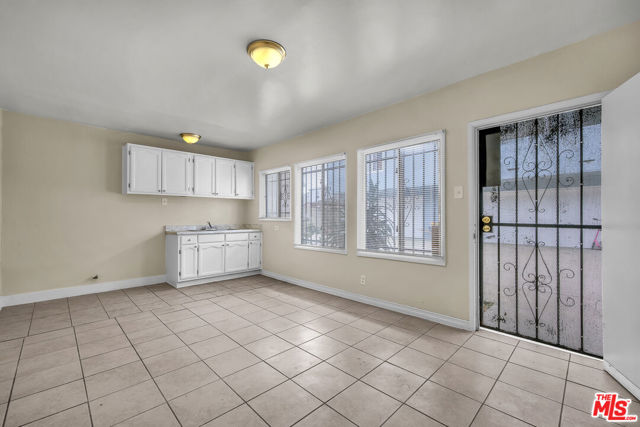 522 E Kelso Street, Inglewood CA: https://media.crmls.org/mediaz/811dca27-d8eb-4a50-ace3-e487d2ac33f4.jpg