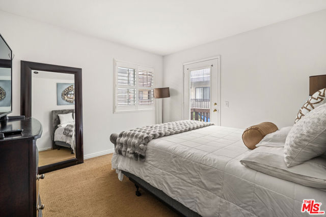 3252 Park Lane, Hawthorne CA: https://media.crmls.org/mediaz/811e4ecd-989f-43d6-b60f-66783ca80c2f.jpg