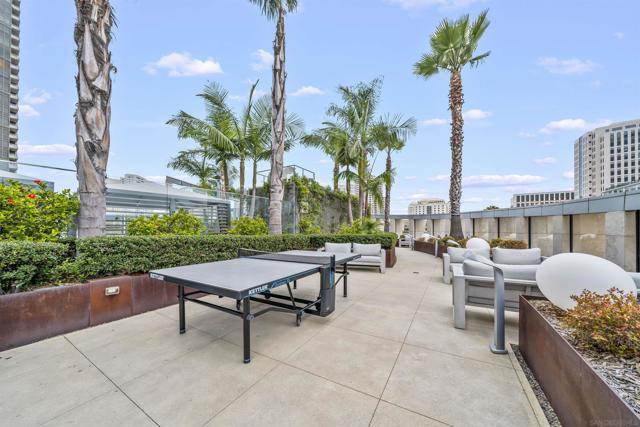888 W E St, San Diego CA: https://media.crmls.org/mediaz/811e760b-e1ee-4ddb-9b9f-2abc0f164609.jpg