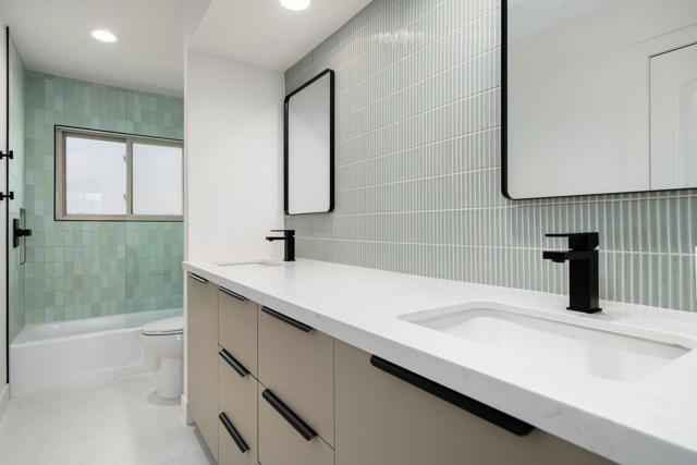 48335 Alan Circle, Palm Desert CA: https://media.crmls.org/mediaz/811ea1e2-9aff-4c57-97b7-a18ede6e3973.jpg