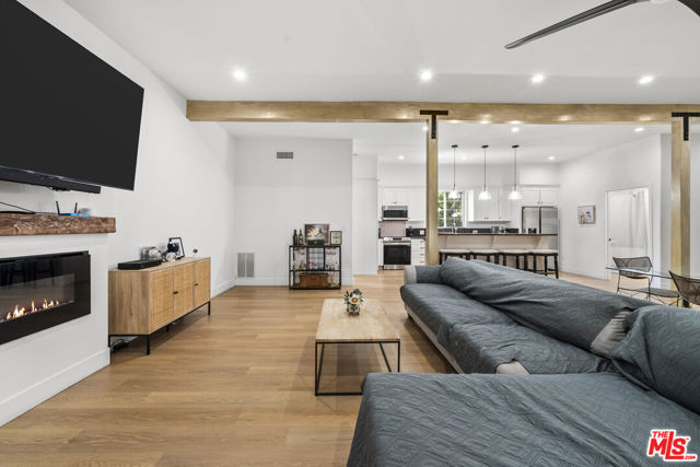 5656 Penfield Avenue, Woodland Hills CA: https://media.crmls.org/mediaz/811fa5ee-3382-4ab0-85b4-9f7f4c207c03.jpg