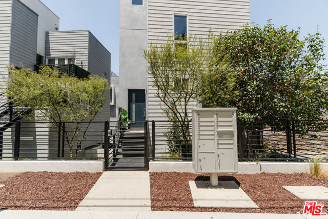 1931 Griffith Park Boulevard, Los Angeles CA: https://media.crmls.org/mediaz/812039df-bc51-4355-b8cd-48d0454e9e7d.jpg