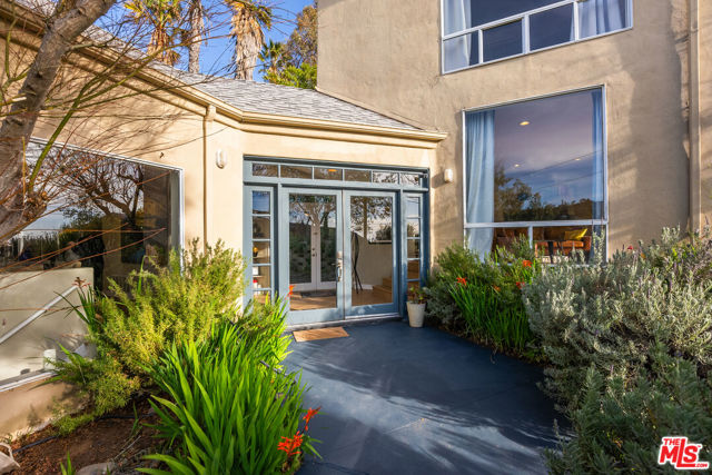 4350 Hillview Drive, Malibu CA: https://media.crmls.org/mediaz/812083a2-9eb0-4287-8706-9fe03756e8b3.jpg