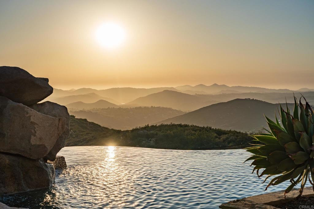 https://media.crmls.org/mediaz/8120d053-e006-4d0f-a640-9cffcfdf79a2.jpg?preset=X-Large