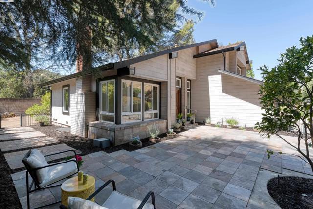 5644 ALHAMBRA HILLS CT, Martinez CA: https://media.crmls.org/mediaz/81217bc7-d4c1-4380-a487-0077d4eac6b3.jpg