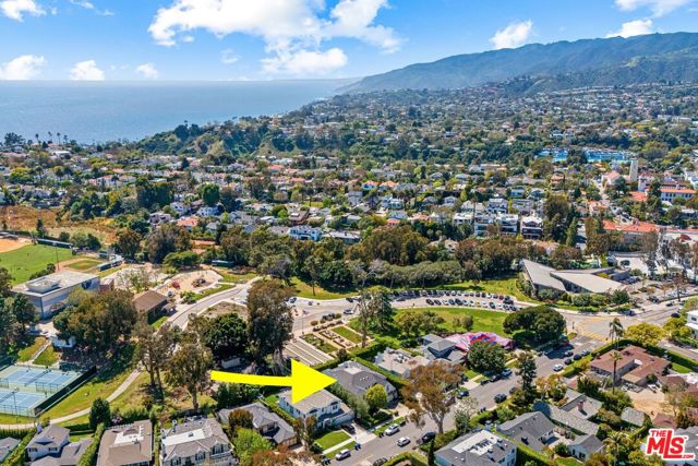 821 Alma Real Drive, Pacific Palisades CA: https://media.crmls.org/mediaz/8121beee-422c-4c46-a1a7-e67953efb432.jpg