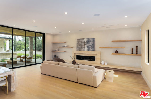 5831 Fitzpatrick Road, Hidden Hills CA: https://media.crmls.org/mediaz/8121cdcc-2f35-49f2-a611-a7dc29c934ac.jpg